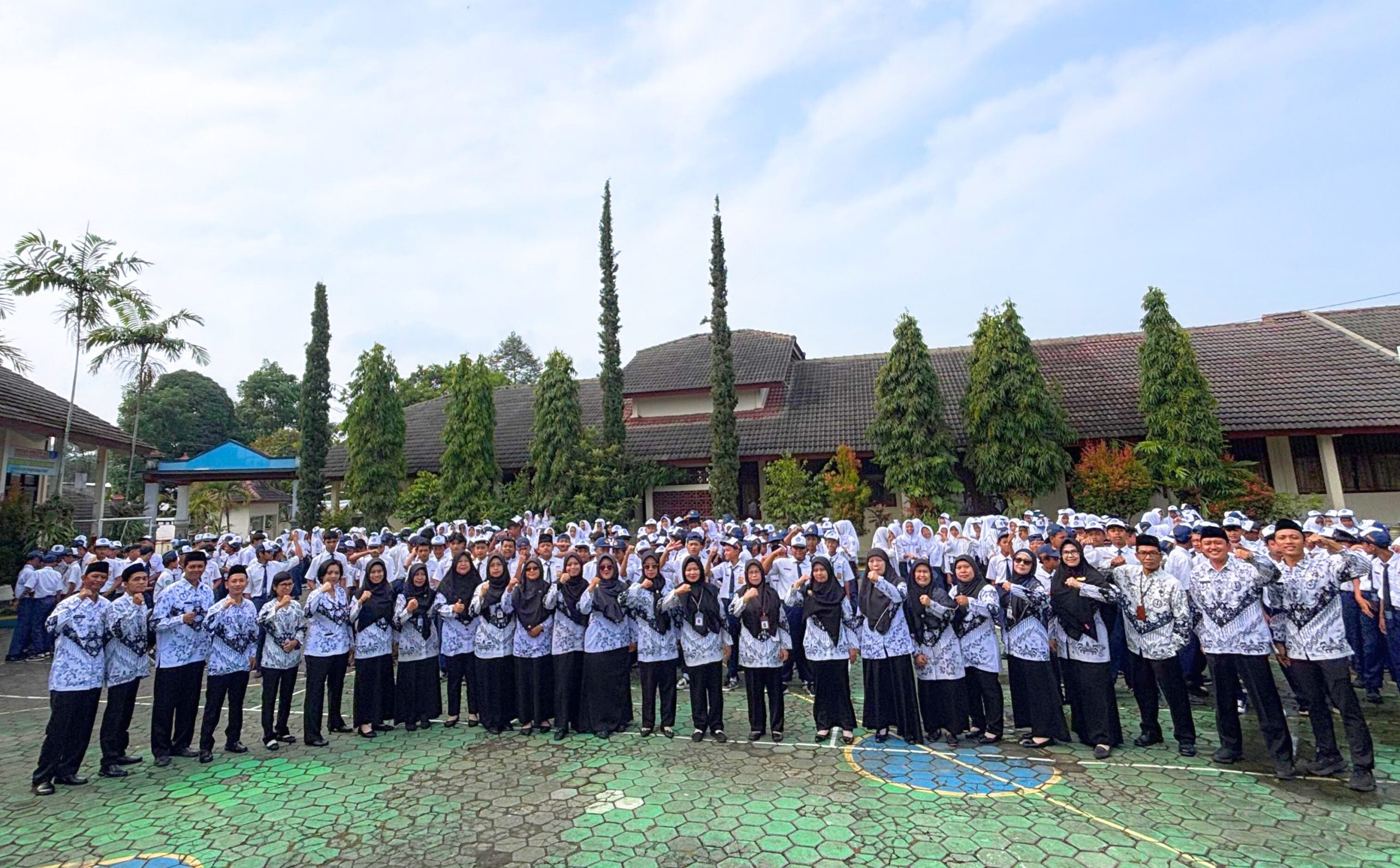 Unggul dalam Prestasi dan Budi Pekerti